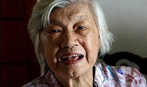 Cụ bà thoát kẻ bắt cóc nhờ “lắm mồm”. Tháng 5/2015, cụ bà Chou 94 tuổi ở Đài Loan bị kẻ bắt có đẩy vào một chiếc xe đỗ ngay gần nhà ở thành phố Tân Đài Bắc và giam trong đó suốt 4 giờ đồng hồ với mục đích tống tiền 7 triệu Đài tệ (khoảng 231.000 USD). Đáng tiếc kẻ bắt cóc đã phải thả bà Chou chỉ vì bà cụ quá “lắm mồm”. Cụ bà 94 tuổi đã tra tấn lỗ tai bằng những lời rên rỉ khiến kẻ bắt cóc phải dừng xe ở một hiệu thuốc để mua thuốc giảm đau cho bà. Hắn còn bị phát điên với tiếng rên la của cụ và buộc phải thả bà cụ. Bà Chou đã báo cảnh sát, và họ bắt được nghi phạm ngay trước khi hắn kịp tẩu thoát.