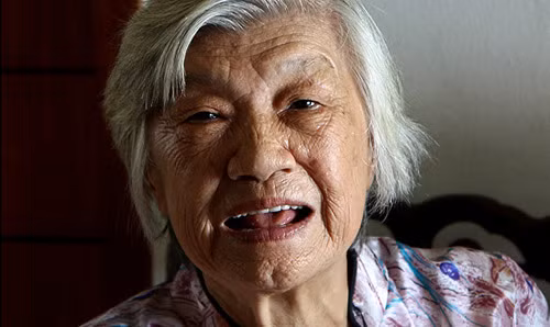 Cụ bà thoát kẻ bắt cóc nhờ “lắm mồm”. Tháng 5/2015, cụ bà Chou 94 tuổi ở Đài Loan bị kẻ bắt có đẩy vào một chiếc xe đỗ ngay gần nhà ở thành phố Tân Đài Bắc và giam trong đó suốt 4 giờ đồng hồ với mục đích tống tiền 7 triệu Đài tệ (khoảng 231.000 USD). Đáng tiếc kẻ bắt cóc đã phải thả bà Chou chỉ vì bà cụ quá “lắm mồm”. Cụ bà 94 tuổi đã tra tấn lỗ tai bằng những lời rên rỉ khiến kẻ bắt cóc phải dừng xe ở một hiệu thuốc để mua thuốc giảm đau cho bà. Hắn còn bị phát điên với tiếng rên la của cụ và buộc phải thả bà cụ. Bà Chou đã báo cảnh sát, và họ bắt được nghi phạm ngay trước khi hắn kịp tẩu thoát.