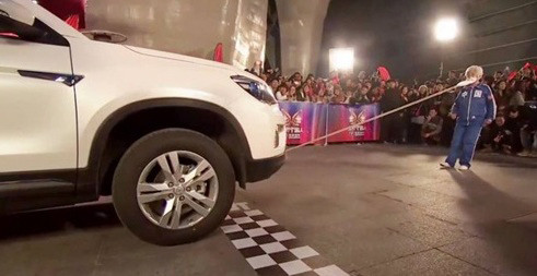 Cụ bà 81 tuổi dùng răng kéo ô tô "gây sốc". Năm 2015, cụ bà Vương Tiểu Bối, 81 tuổi đến từ thành phố Tân Châu, tỉnh Sơn Đông đăng kí tham gia Amazing Chinese và thu hút sự chú ý của nhiều khán giả khi xuất hiện phần thi kéo ô tô nặng 1,5 tấn (trong xe chở thêm 3 người) và kéo đi một cách nhẹ nhàng.