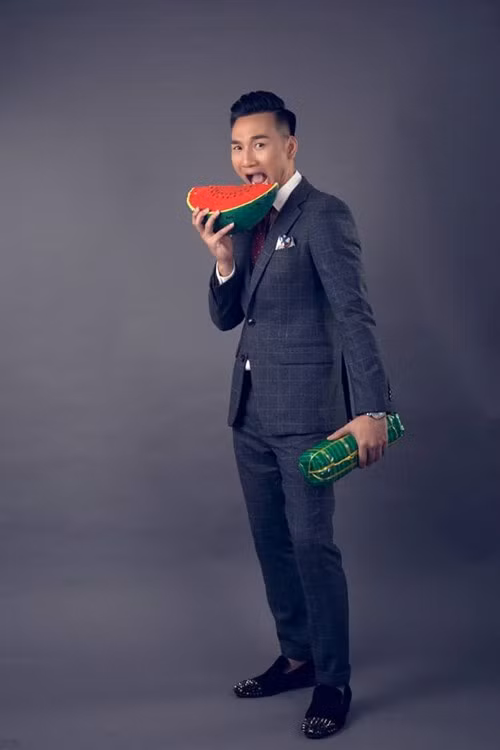 Thành Trung chia sẻ: “Thành Trung không thể đẹp trai bằng Phan Anh, dù có đi thẩm mỹ sang tận Hàn Quốc thì cũng không bằng. Bản thân Thành Trung rất thích phong cách đĩnh đạc của Phan Anh, nhưng thích là một chuyện, hợp với mình hay không lại là chuyện khác. Nét riêng của Thành Trung là mình có biên độ hoạt động rộng, có thể bình chương trình thể thao, thiếu nhi, diễn hài, âm nhạc… Mình tạo chỗ đứng từ sự đa năng đó. Còn Phan Anh tạo chỗ đứng từ sự lịch lãm, nam tính, rất đàn ông trên sân khấu, đến mình còn thích sức hút ấy của Phan Anh”.