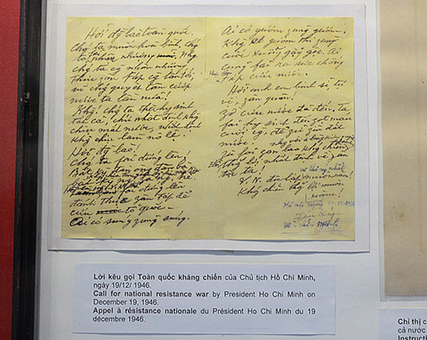 Bút tích Lời kêu gọi toàn quốc kháng chiến của Chủ tịch Hồ Chí Minh công bố ngày 19/12/1946. Bản thảo được viết tay trên 2trang giấy rời, không có dòng kẻ, màu trắng ngà, mực màu nâu đen. Đây là hiện vật có giá trị đặc biệt, liên quan đến sự kiện trọng đại của đất nước và gắn bó với cuộc đời hoạt động của Chủ tịch Hồ Chí Minh. Tiến sĩ Nguyễn Văn Cường, Giám đốc Bảo tàng Lịch sử Quốc gia cho biết, 16 bảo vật quốc gia này có ý nghĩa lớn bởi gắn bó với lịch sử hình thành quốc gia, dân tộc cùng quá trình dựng nước, giữ nước của dân tộc Việt Nam. Các bảo vật có ở nhiều thời kỳ, chủ yếu là thời kỳ văn hóa Đông Sơn có niên đại cách đây trên 2.500 năm. Đây là thời kỳ hình thành quốc gia, nhà nước sớm, đặt nền tảng tạo dựng nên nền văn hóa Việt Nam như trống đồng, thạp đồng. Có những hiện vật dưới thời phong kiến Trần, Lê, Nguyễn... gắn với thời kỳ quân chủ vừa xây dựng đất nước, vừa kiên cường chống giặc ngoại xâm, như bia đá Nam Giao, ấn Sắc Mệnh Chi Bảo... hay hiện vật gắn với sự đấu tranh giải phóng dân tộc, như Ngục trung nhật ký, Lời kêu gọi toàn quốc kháng chiến..."Những bảo vật này đều được bảo quản nghiêm ngặt và được phát huy trong điều kiện tốt nhất. Trong 16 hiện vật lưu giữ thì có 12 hiện vật được đưa ra trưng bày cố định và thường xuyên, phục vụ khách tham quan trong và ngoài nước", ông Cường thông tin. Bút tích Lời kêu gọi toàn quốc kháng chiến của Chủ tịch Hồ Chí Minh công bố ngày 19/12/1946. Bản thảo được viết tay trên 2trang giấy rời, không có dòng kẻ, màu trắng ngà, mực màu nâu đen. Đây là hiện vật có giá trị đặc biệt, liên quan đến sự kiện trọng đại của đất nước và gắn bó với cuộc đời hoạt động của Chủ tịch Hồ Chí Minh. Tiến sĩ Nguyễn Văn Cường, Giám đốc Bảo tàng Lịch sử Quốc gia cho biết, 16 bảo vật quốc gia này có ý nghĩa lớn bởi gắn bó với lịch sử hình thành quốc gia, dân tộc cùng quá trình dựng nước, giữ nước của dân tộc Việt Nam. Các bảo vật có ở nhiều thời kỳ, chủ yếu là thời kỳ văn hóa Đông Sơn có niên đại cách đây trên 2.500 năm. Đây là thời kỳ hình thành quốc gia, nhà nước sớm, đặt nền tảng tạo dựng nên nền văn hóa Việt Nam như trống đồng, thạp đồng. Có những hiện vật dưới thời phong kiến Trần, Lê, Nguyễn... gắn với thời kỳ quân chủ vừa xây dựng đất nước, vừa kiên cường chống giặc ngoại xâm, như bia đá Nam Giao, ấn Sắc Mệnh Chi Bảo... hay hiện vật gắn với sự đấu tranh giải phóng dân tộc, như Ngục trung nhật ký, Lời kêu gọi toàn quốc kháng chiến..."Những bảo vật này đều được bảo quản nghiêm ngặt và được phát huy trong điều kiện tốt nhất. Trong 16 hiện vật lưu giữ thì có 12 hiện vật được đưa ra trưng bày cố định và thường xuyên, phục vụ khách tham quan trong và ngoài nước", ông Cường thông tin.