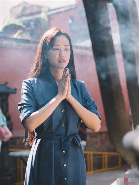 Theo quan niệm dân gian, ăn mặc gọn gàng, lịch sự và trịnh trọng thể hiện sự tôn kính, có như thế mới được thần thánh phù hộ.