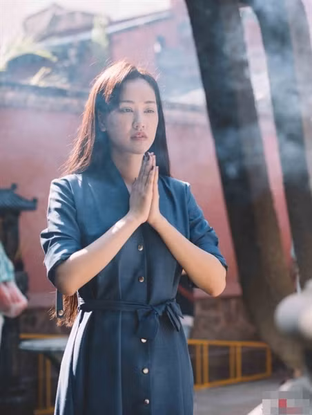 Theo quan niệm dân gian, ăn mặc gọn gàng, lịch sự và trịnh trọng thể hiện sự tôn kính, có như thế mới được thần thánh phù hộ.