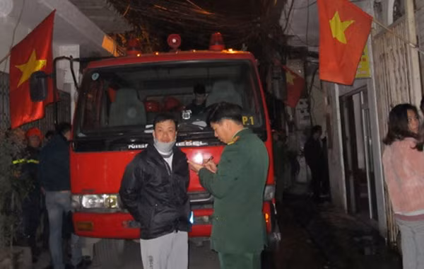 Khu tap the Buu Dien Ha Noi boc chay, dan om do chay