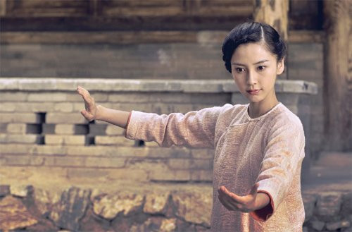 Thể dục với những động tác nhẹ nhàng phối hợp với hơi thở bảo đảm tính cân bằng.