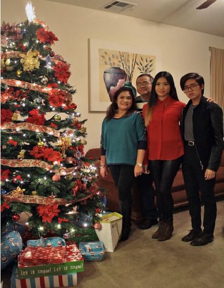 Người bố trong bức ảnh gia đình này giống như đang có mặt trong bức tranh tường ngay đằng sau ông. Điều này khiến một số người nhìn lần đầu bị hoa mắt, cho rằng ông không thực sự có mặt trong bức ảnh.