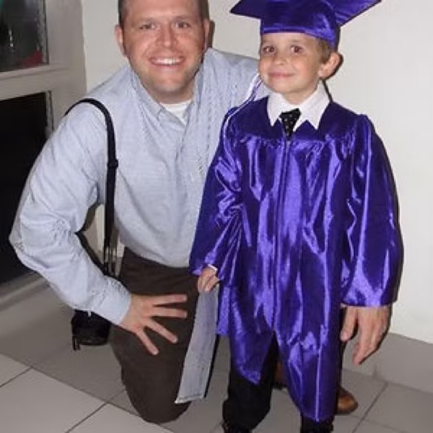 Nếu chỉ nhìn lướt qua nhiều người chắc chắn sẽ giật mình vì lầm tưởng đây là cậu bé có bàn tay khổng lồ. Chỉ khi nhìn kỹ, người ta mới phát hiện đó thực sự là tay của người cha.