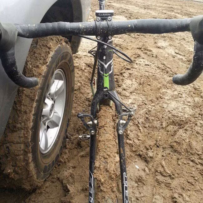 Một chiếc xe đạp chỉ còn khung? Hoàn toàn không phải, bánh xe chỉ bị đất bao phủ hoàn toàn mà thôi, bạn hãy nhìn lại lần nữa nhé.