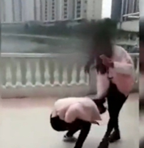 Thậm chí dùng tay túm tóc nữ sinh kia (Ảnh cắt từ clip).