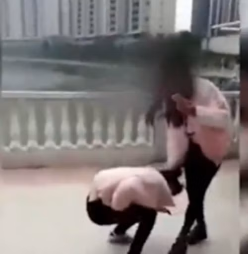 Thậm chí dùng tay túm tóc nữ sinh kia (Ảnh cắt từ clip).