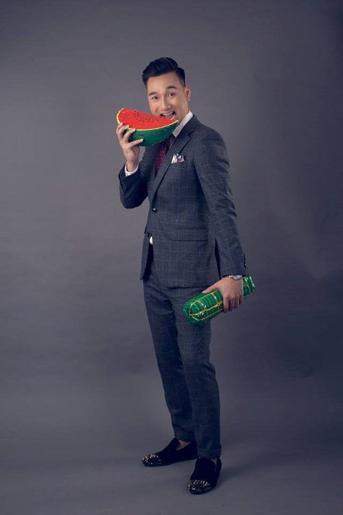 Anh cho biết: “Không chỉ Nguyên Khang mà nhiều MC kỳ cựu đến một chương trình sức hút quá lớn đều bị soi và bắt lỗi. Chuẩn bị tinh thần là một chuyện nhưng khi đối mặt với thực tế thì là một chuyện khác. Điều tôi nhận thấy là mình chọn nghe góp ý từ ai mới là quan trọng. Tôi cũng đã quen với những lời khen chê rồi. Mới diễn hài người ta nói tôi giống Xuân Bắc, làm chương trình thiếu nhi thì bị chê không phù hợp, làm thể thao thì bảo biết gì đâu mà nói…, nếu tôi mới nghe chê mà xuống ngựa thì không có được ngày hôm nay. Tính tôi không bỏ cuộc giữa đường.”