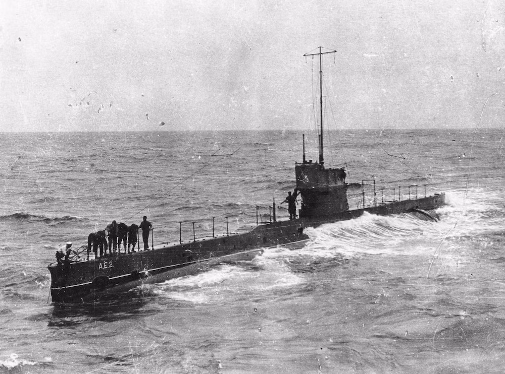 Trong trận chiếnở Thái Bình Dương thuộc Thế chiến II, sau khi đánh chìm tàu của đối phương, sẽ có một tàu ngầm làm nhiệm vụ xác nhận những vụ đắm tàu. Những thành viên của thủy thủ đoàn trên con tàu ngầm này cho biết, thỉnh thoảng họ vẫn có thể nghe thấy tiếng những người đàn ông điên cuồng bám vào và đập mạnh bên ngoài tàu ngầm trước khi chết đuối.