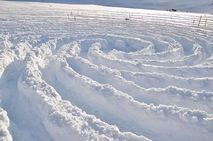 Những rãnh sâu trên nền băng tuyết do Simon tạo ra khiến đôi chân anh thường xuyên bị tê cóng khi hoàn thành những tác phẩm này.