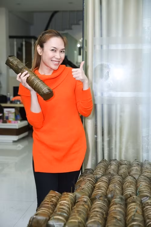 Năm nào Mỹ Tâm cũng dành thời gian nấu bánh tét, làm mứt dừa và quây quần bên gia đình của mình.