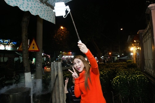 Nữ ca sĩ trẻ trung, nhí nhảnh khi quay clip trò chuyện trực tuyến với fan.