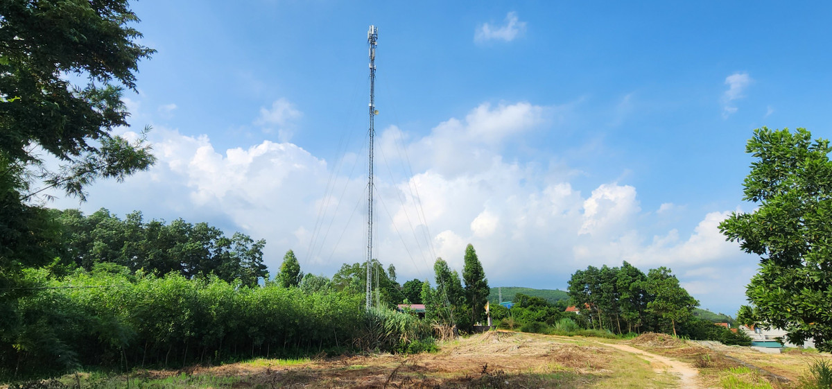 Lum xum tram BTS o phuong Viet Hung: TP Ha Long hay Mobifone dung, sai?