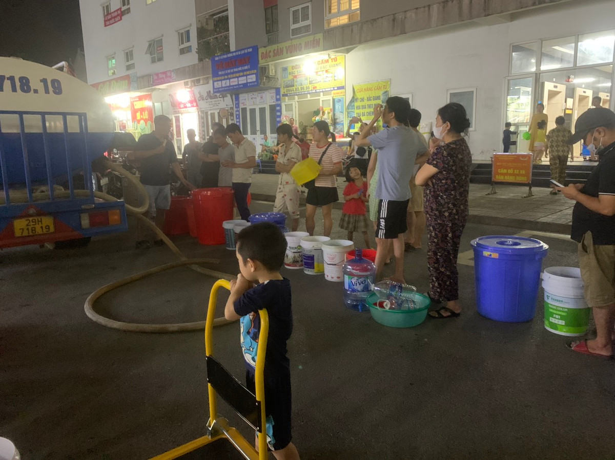 Thương nhất vẫn là những đứa trẻ nhỏ đang phải vật vờ cùng bố mẹ để chờ nước sạch sinh hoạt.