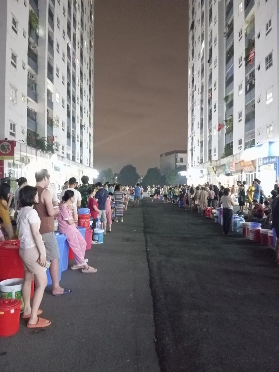 Khu đô thị Thanh Hà có 26 tòa nhà, với hơn 30.000 cư dân. Từ 14/10, các cư dân nhận được thông báo mất nước. Đến 15/10, Công ty TNHH MTV Nước sạch Hà Đông đưa những xe nước đầu tiên hỗ trợ, người dân phải mang xô, chậu xuống sân hứng nước xách lên các căn hộ.