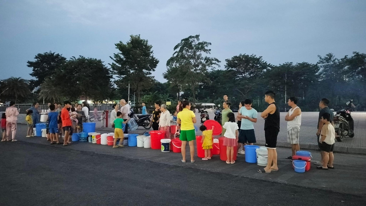 Ngay từ rạng sáng 24/10, trẻ em theo người lớn mang theo đủ các loại xô, chậu, vật chứa nước xuống sân khu đô thị chờ nước sạch. Nhiều người đã tỏ ra mệt mỏi và kiệt sức trong giờ khắc chào ngày mới.