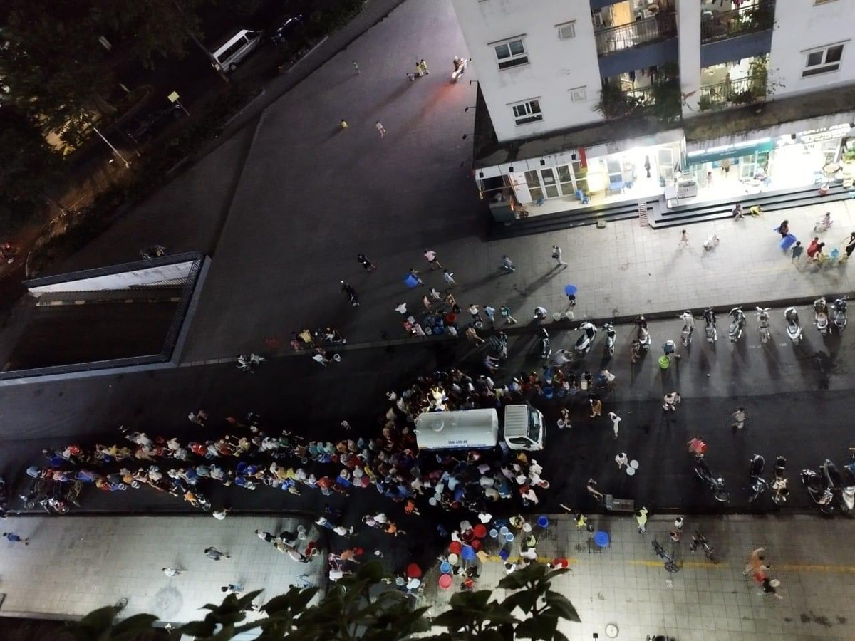 Nước ở các xe bồn chuyên dụng đưa đến cũng chưa thể đáp ứng nhu cầu cho khoảng 30.000 cư dân đang sinh sống tại đây.