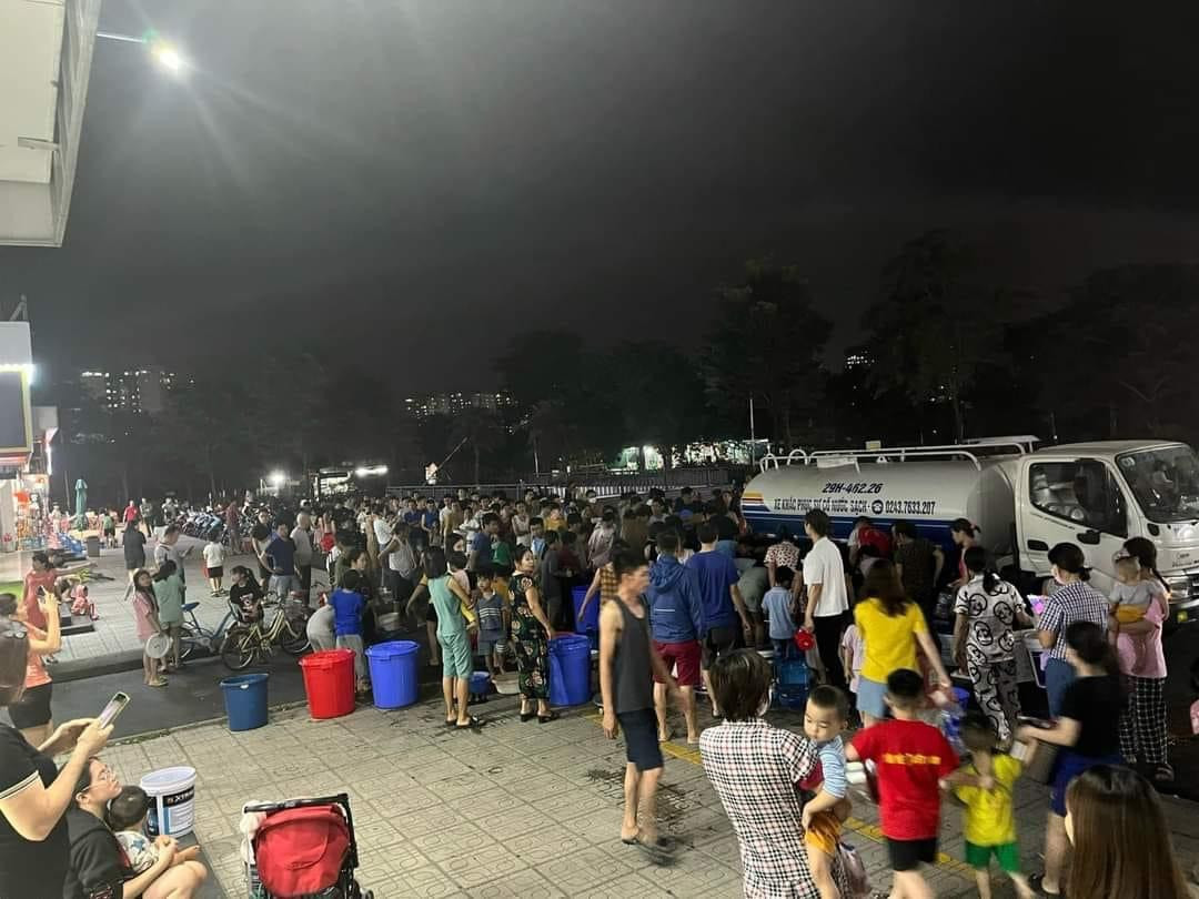 Chị Nguyễn Thị Thảo, cư dân Khu đô thị Thanh Hà ngán ngẩm: Sau khi có kết quả xét nghiệm nguồn nước tại khu đô thị bị nhiễm khuẩn, các cư dân đã ngừng sử dụng nước để ăn uống. Tuy nhiên, vì quá khan hiếm nên các hộ dân vẫn phải sử dụng nguồn nước nhiễm khuẩn cho việc tắm, rửa. Còn nước uống buộc phải đi mua từ bên ngoài.