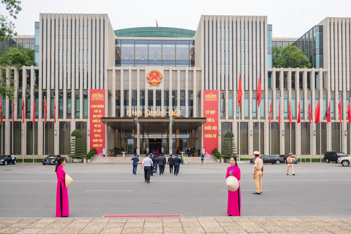 Kỳ họp thứ 6 Quốc hội khóa XV diễn ra từ ngày 23/10 đến ngày 28/11/2023, tổng thời gian làm việc của Quốc hội là 22 ngày, tiến hành theo 02 đợt: Đợt 1: từ ngày 23/10 đến ngày 10/11/2023; Đợt 2: từ ngày 20 đến ngày 28/11/2023. Kỳ họp thứ 6 được tổ chức theo hình thức họp tập trung tại Nhà Quốc hội, Thủ đô Hà Nội.