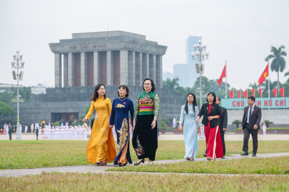 Theo dự kiến chương trình, tại phiên họp, các vị đại biểu Quốc hội sẽ nghe Chủ tịch Quốc hội Vương Đình Huệ phát biểu; nghe Ủy viên Ủy ban Thường vụ Quốc hội, Tổng Thư ký Quốc hội - Chủ nhiệm Văn phòng Quốc hội Bùi Văn Cường báo cáo tiếp thu, giải trình, chỉnh lý dự kiến Chương trình Kỳ họp thứ 6, Quốc hội khóa XV. Sau đó, Quốc hội tiến hành thảo luận và biểu quyết thông qua Chương trình Kỳ họp thứ 6, Quốc hội khóa XV.