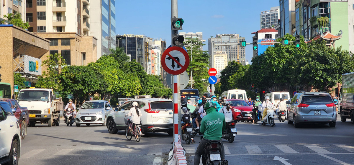 Tương tự như vậy, các phương tiện cũng bị cấm rẽ trái từ Nguyễn Hoàng vào Lê Đức Thọ. Điều khiển phương tiện đi thẳng và quay đầu tại điểm mở dải phân cách giữa trên đường Hàm Nghi để đi ra Lê Đức Thọ (hướng về Lê Quang Đạo).