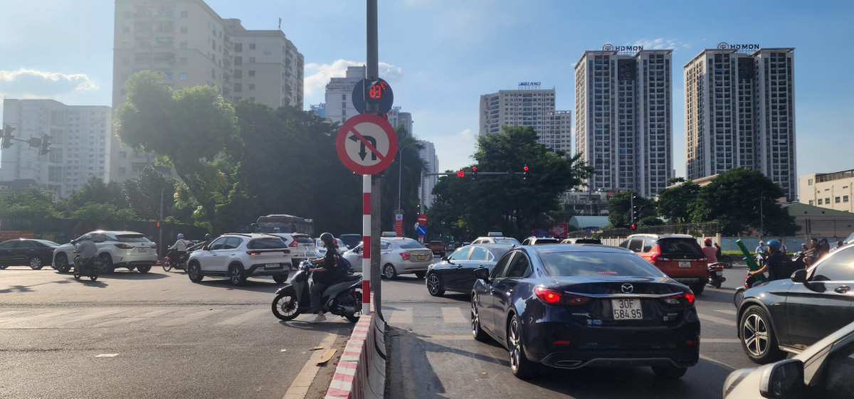 Ghi nhận của PV Báo Tri thức và Cuộc sống, chiều 9/10, nhiều phương tiện giao thông, phần đông là xe máy và xe ô tô cá nhân di chuyển theo các hướng Lê Đức Thọ - Nguyễn Hoàng - Hàm Nghi và ngược lại đều không theo biển báo. Người điều khiển phương tiện vẫn theo thói quen rẽ trái, rẽ phải, quay đầu xe như chưa hề có thí điểm.