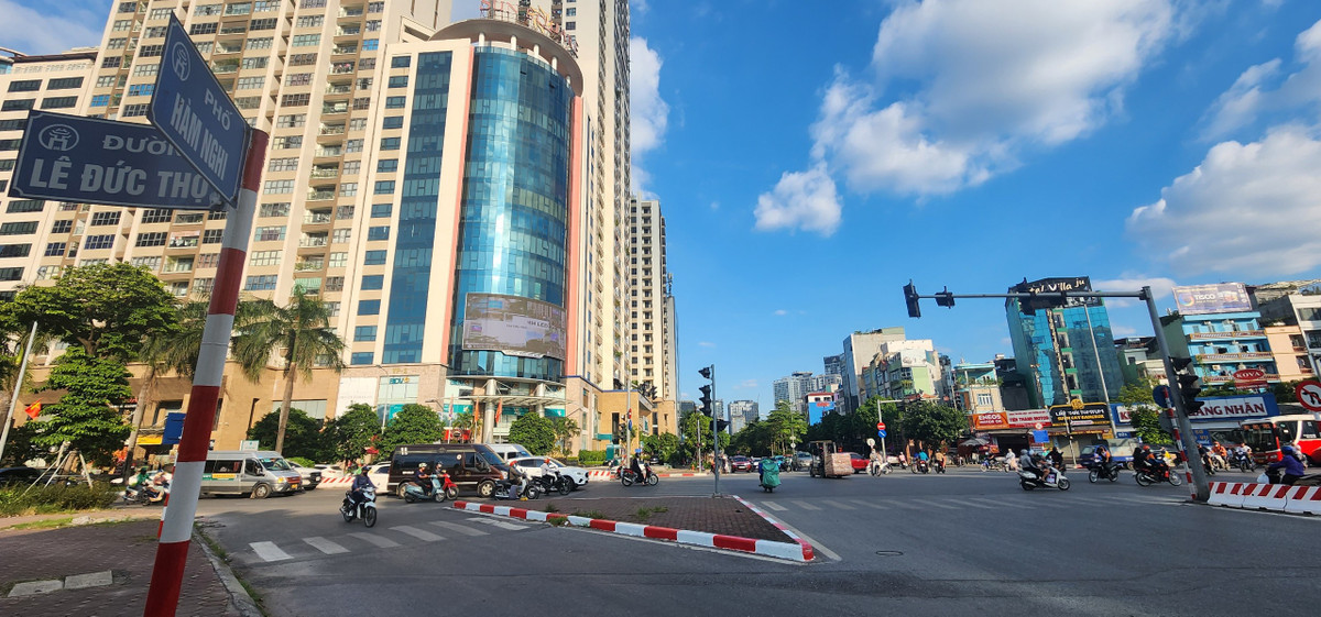  Tuyến đường Lê Đức Thọ, Nguyễn Hoàng, Hàm Nghi (quận Nam Từ Liêm, Hà Nội) thường xuyên xảy ra tình trạng ùn tắc, đặc biệt vào các khung giờ cao điểm. Chính vì vậy, Sở GTVT Hà Nội cùng các đơn vị có liên quan thống nhất phương án thí điểm điều chỉnh tổ chức giao thông tại nút giao trong 3 tháng, từ 7/10/2023 đến 31/12/2023.