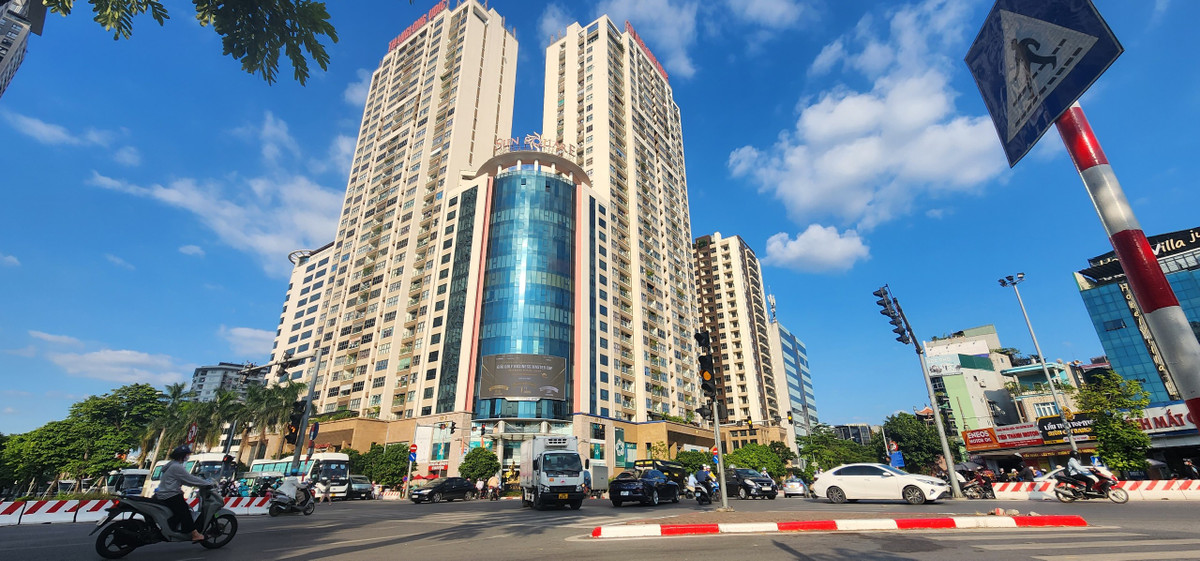 Được biết, Sở GTVT Hà Nội đã yêu cầu Thanh tra GTVT phối hợp lực lượng CSGT cùng UBND quận Nam Từ Liêm tăng cường kiểm tra, xử lý các trường hợp vi phạm về trật tự an toàn giao thông, trật tự đô thị trên tuyến đường, nút giao. Tuy nhiên, công tác này vẫn chưa thực sự hiệu quả khi vẫn diễn ra tình trạng vi phạm giao thông bất chấp biển báo, tín hiệu đèn giao thông.