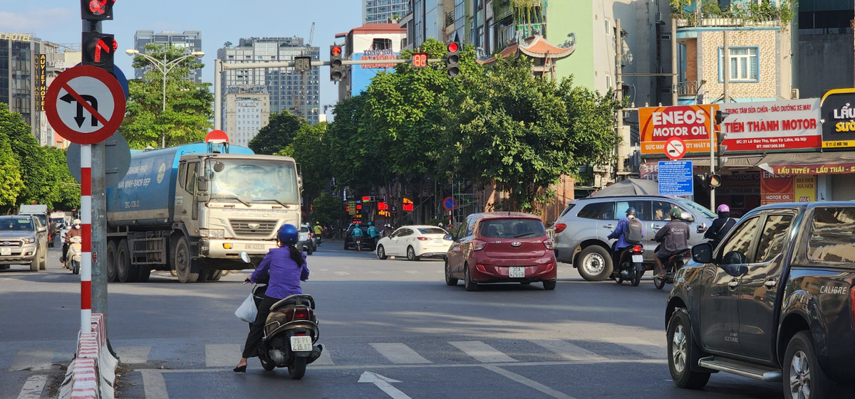 Chiếc xe vệ sinh môi trường di chuyển từ phía Nguyễn Hoàng cũng bất tuân biển cấm rẽ trái ra Lê Đức Thọ đi Lê Quang Đạo.