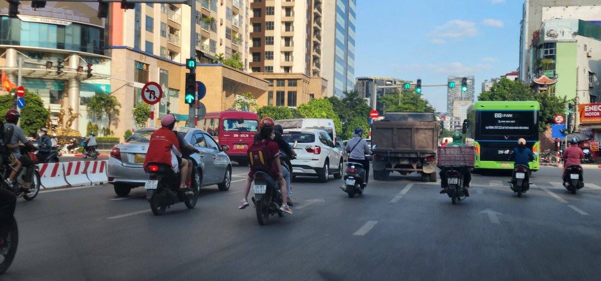Thậm chí, đèn tín hiệu giao thông chỉ hướng đi thẳng từ hướng Hàm Nghi đi Nguyễn Hoàng, nhưng nhiều phương tiện vẫn bất chấp rẽ trái để "đi tắt ra Lê Đức Thọ - Hồ Tùng Mậu.