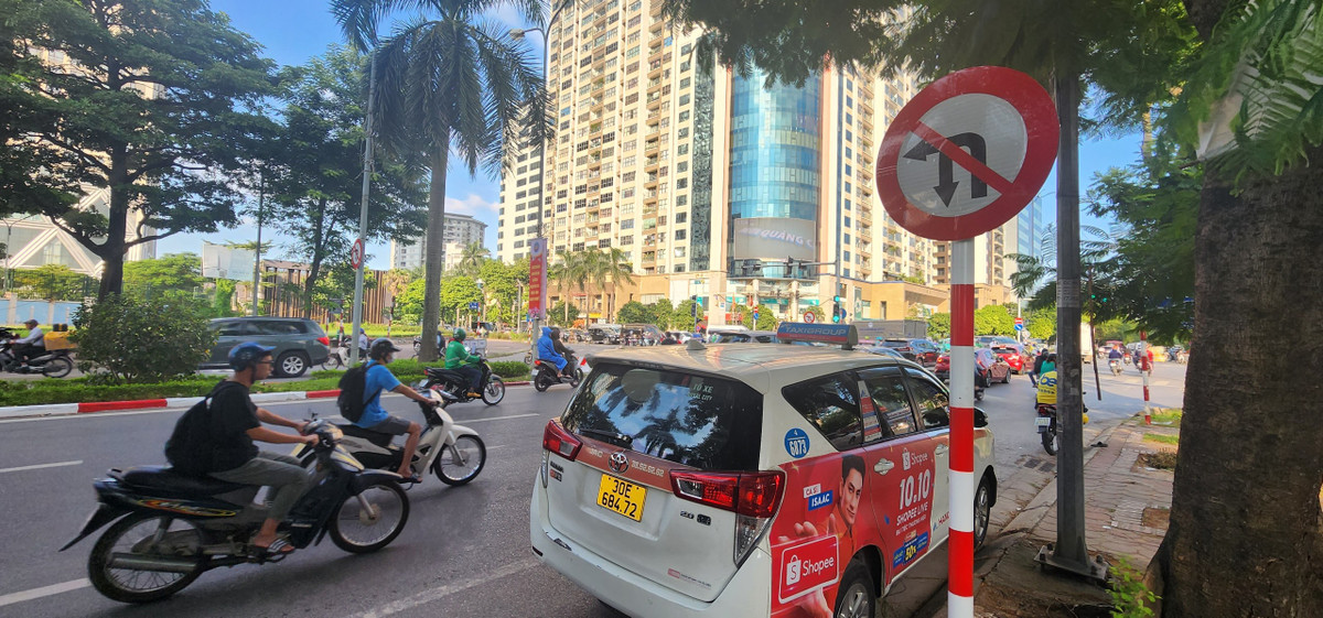 Biển báo cấm rẽ trái, quay đầu tại ngã tư này được bố trí khá thoáng, dễ quan sát, nhìn thấy nhưng lại bị các chủ phương tiện phớt lờ.