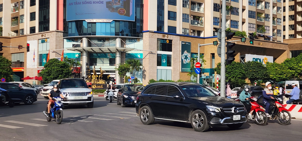 Việc các phương tiện bất tuân biển báo đã gây ra tình trạng đan chéo phương tiện, gây ùn ứ cục bộ tại ngã tư Lê Đức Thọ - Hàm Nghi.