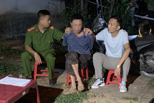  Vi phạm nồng độ cồn, dùng dao đâm CSGT: 20h50 ngày 15/5/2023, tại Km159 trên Quốc lộ 3 (đường Chiến thắng Phủ Thông, phường Nguyễn Thị Minh Khai, thành phố Bắc Kạn), Tổ công tác của Phòng CSGT Công an tỉnh Bắc Kạn phát hiện Nguyễn Văn Minh (SN 1954, trú tại thành phố Bắc Kạn) điều khiển xe máy có dấu hiệu đã sử dụng rượu, bia nên dừng xe kiểm tra. Khi được thông báo vi phạm ở mức 0,943 mg/l khí thở, ông Minh không hợp tác và bỏ ra ngoài. 10 phút sau, tài xế này quay lại, áp sát Thiếu tá Dương Xuân Kiệm đang viết biên bản, bất ngờ dùng dao nhọn đâm vào mạng sườn trái Thiếu tá Kiệm, gây thương tích nặng. Ngay lập tức, Tổ công tác đã vô hiệu hóa, tước hung khí của tài xế Minh. 