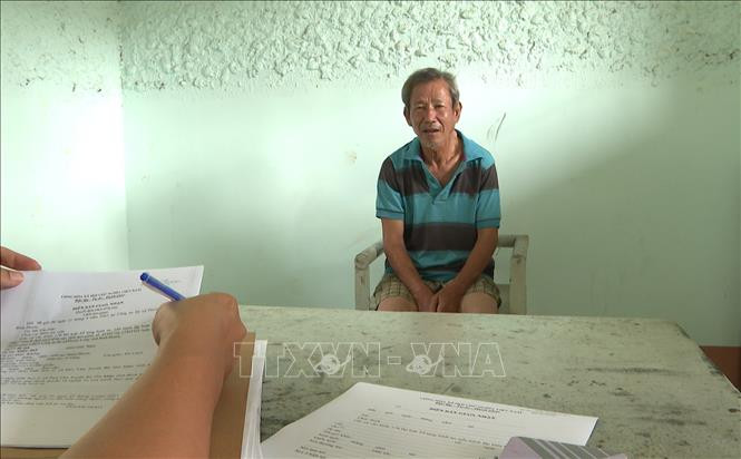  Có hơi men, tấn công CSGT: Ngày 26/5/2023, Công an thị xã Phước Long, tỉnh Bình Phước đã khởi tố vụ án, khởi tố bị can và ra lệnh tạm giam đối với ông Võ Văn Hùng (61 tuổi) để điều tra về hành vi chống người thi hành công vụ. Theo cơ quan công an, trước đó, Hùng đi xe máy thì bị lực lượng CSGT Công an thị xã Phước Long kiểm tra hành chính. Lúc này, Hùng có hơi men nên phản ứng lại tổ tuần tra, có hành vi chống đối và tấn công hai cán bộ chiến sĩ đang làm nhiệm vụ nên bị khống chế và đưa về trụ sở làm việc. 