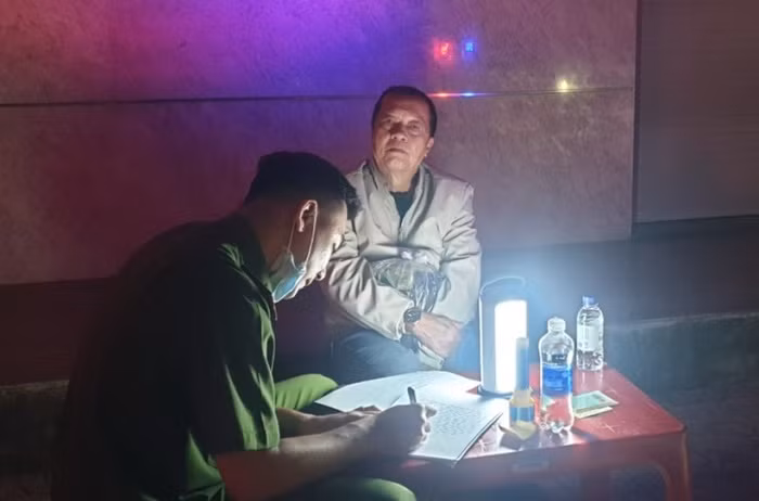  Bị dừng xe kiểm tra, tông vào CSGT: 21h ngày 4/5/2023, trong lúc ra hiệu lệnh yêu cầu dừng xe để kiểm tra nồng độ cồn, Trung tá Nguyễn Đắc Thủy, cán bộ Đội Cảnh sát giao thông-Trật tự, Công an thành phố Bảo Lộc (tỉnh Lâm Đồng) bị đối tượng Hồ Cao Thắng (sinh năm 1960, trú tại phường B’Lao, thành phố Bảo Lộc) đâm thẳng vào người. Hậu quả, Trung tá Nguyễn Đắc Thủy bị 2 vết thương hở ở tay phải và chân trái. Ngay sau đó, Trung tá Nguyễn Đắc Thủy được đồng đội đưa đến Bệnh viện Đa khoa II Lâm Đồng điều trị các vết thương. Qua kiểm tra, ông Hồ Cao Thắng có nồng độ cồn là 0,317 mg/lít khí thở. 