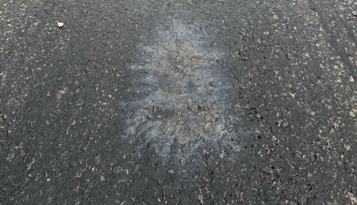 Mat duong cao toc Nghi Son - Dien Chau bi do hoa chat pha hoai?