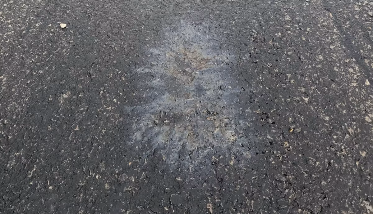 Mat duong cao toc Nghi Son - Dien Chau bi do hoa chat pha hoai?