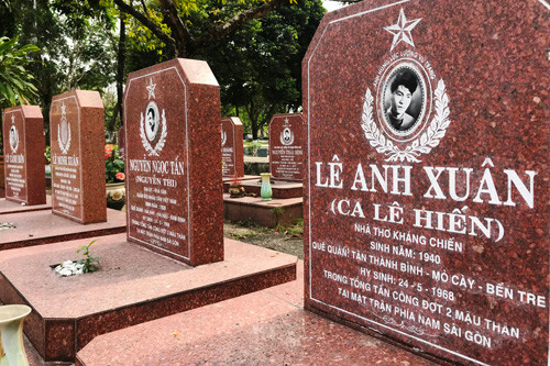 Mộ phần Liệt sĩ, nhà thơ Lê Anh Xuân tại Nghĩa trang liệt sĩ TP.HCM.