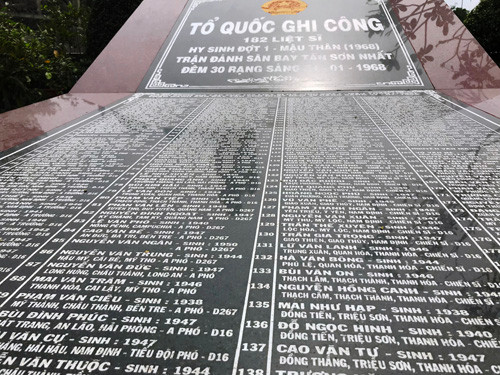 Ngôi mộ tập thể 182 cán bộ chiến sỹ hy sinh trong trận đánh sân bay Tân Sơn Nhất vào Tết Mậu Thân 1968 tại Nghĩa trang liệt sỹ TP.HCM.