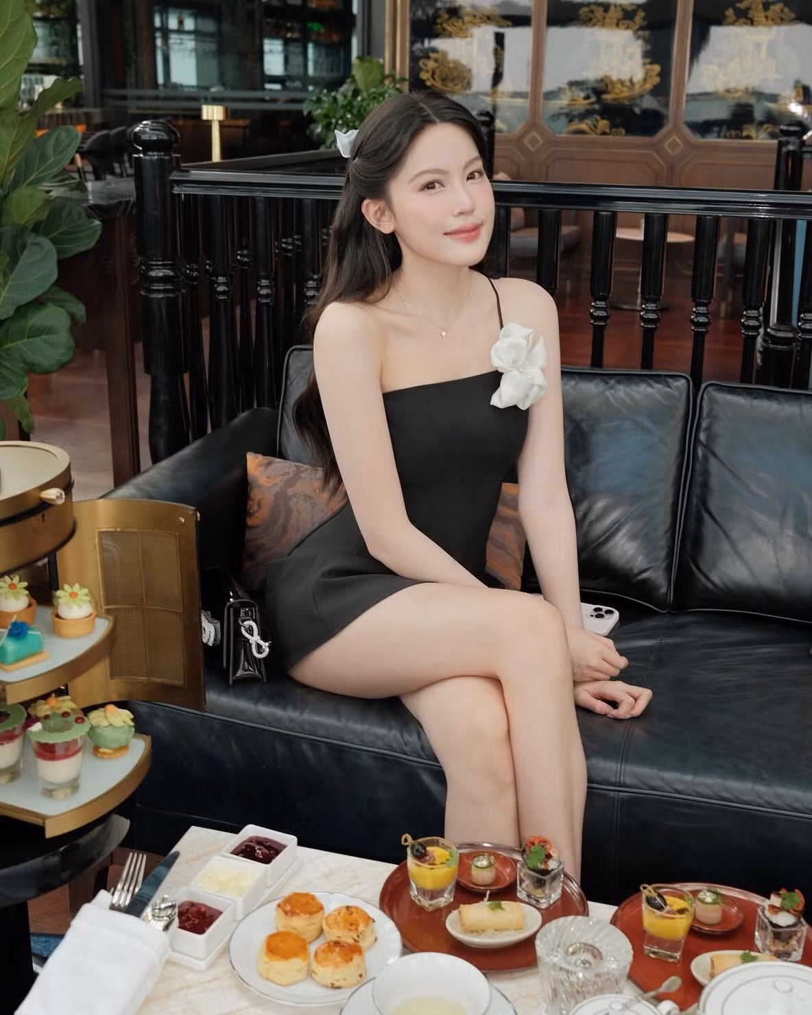 Nhờ ngoại hình xinh đẹp cùng gu thời trang ấn tượng, cô nàng được nhiều nhãn hàng ưu ái gửi lời mời làm mẫu ảnh.