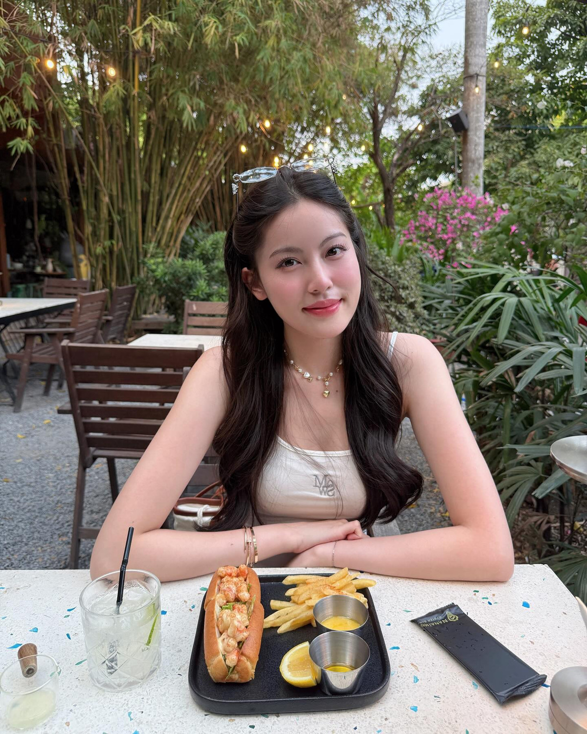 Phong cách của cô nàng được đánh giá là nữ tính, tinh tế và luôn bắt kịp xu hướng thời trang hiện đại.