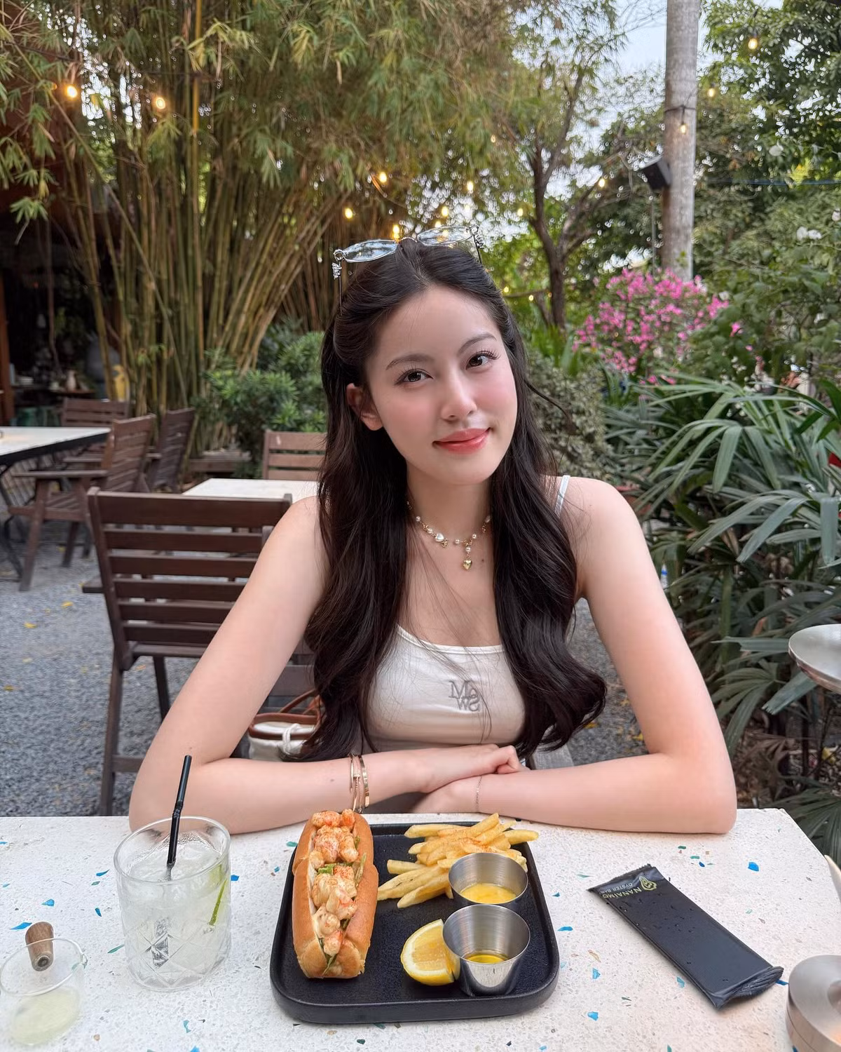 Phong cách của cô nàng được đánh giá là nữ tính, tinh tế và luôn bắt kịp xu hướng thời trang hiện đại.