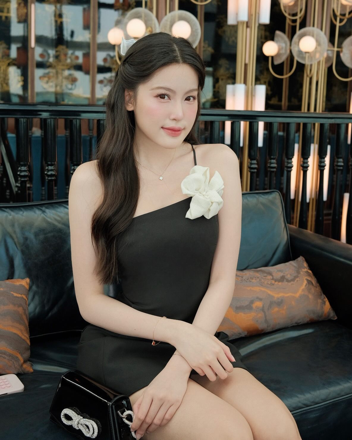 Vào những ngày cần thể hiện sự sang trọng, bạn gái HIEUTHUHAI sẽ chọn gam màu đen tôn da lẫn dáng kết hợp cùng các phụ kiện lấp lánh như giày và túi.