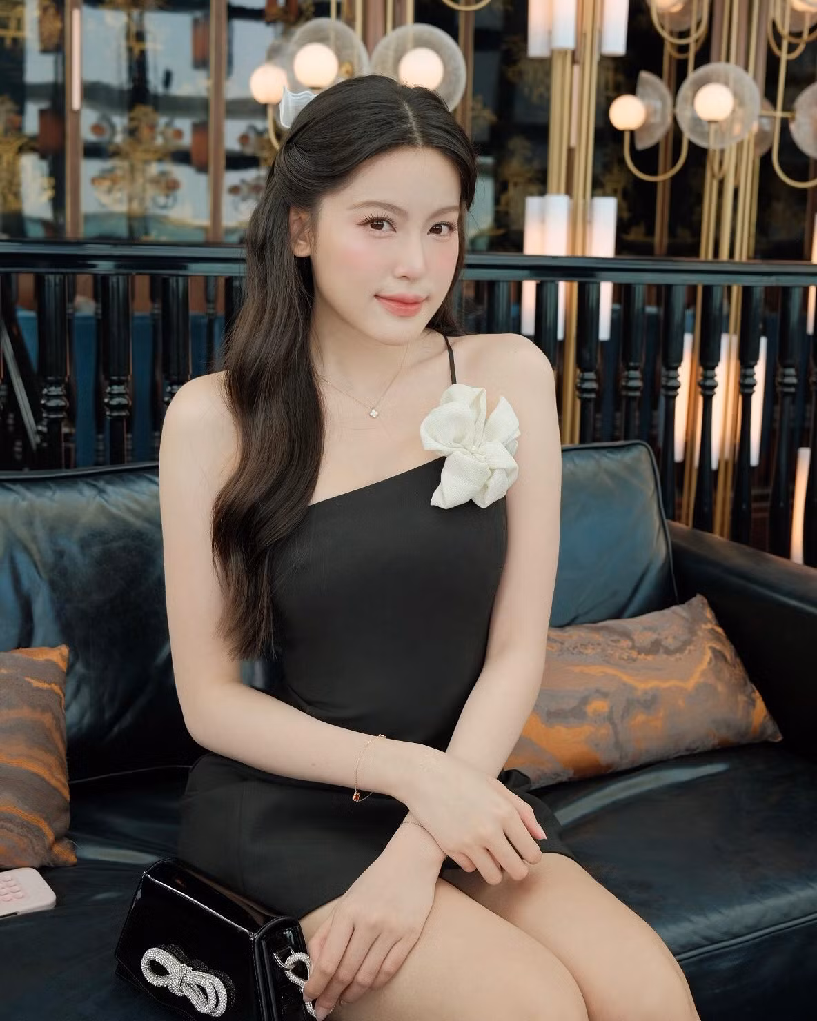 Vào những ngày cần thể hiện sự sang trọng, bạn gái HIEUTHUHAI sẽ chọn gam màu đen tôn da lẫn dáng kết hợp cùng các phụ kiện lấp lánh như giày và túi.