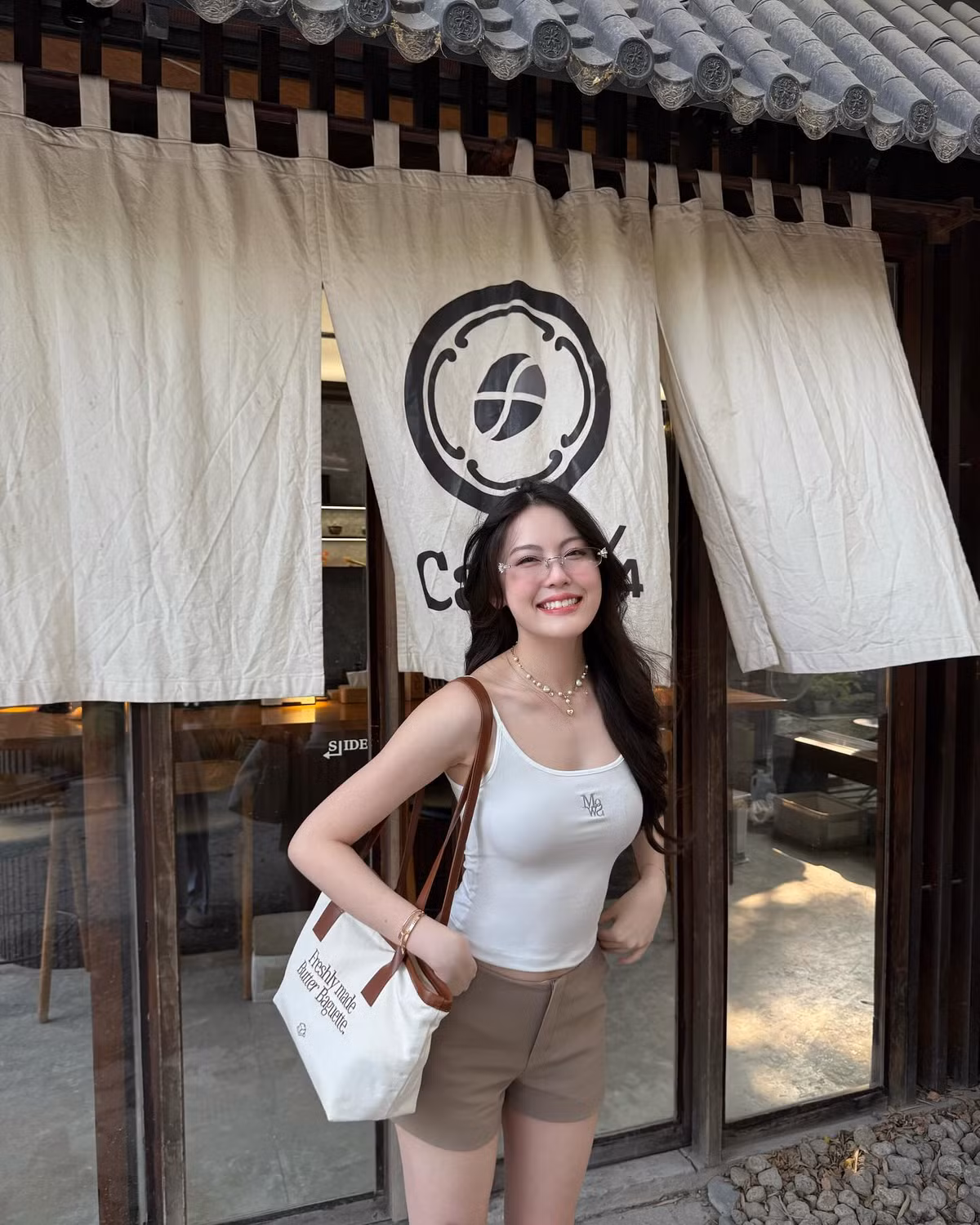 Là người đam mê style ngọt ngào nên tủ đồ váy vóc của Mỹ Hàn thường lựa chọn những tone màu nhã nhặn như be, trắng, các tone màu pastel.