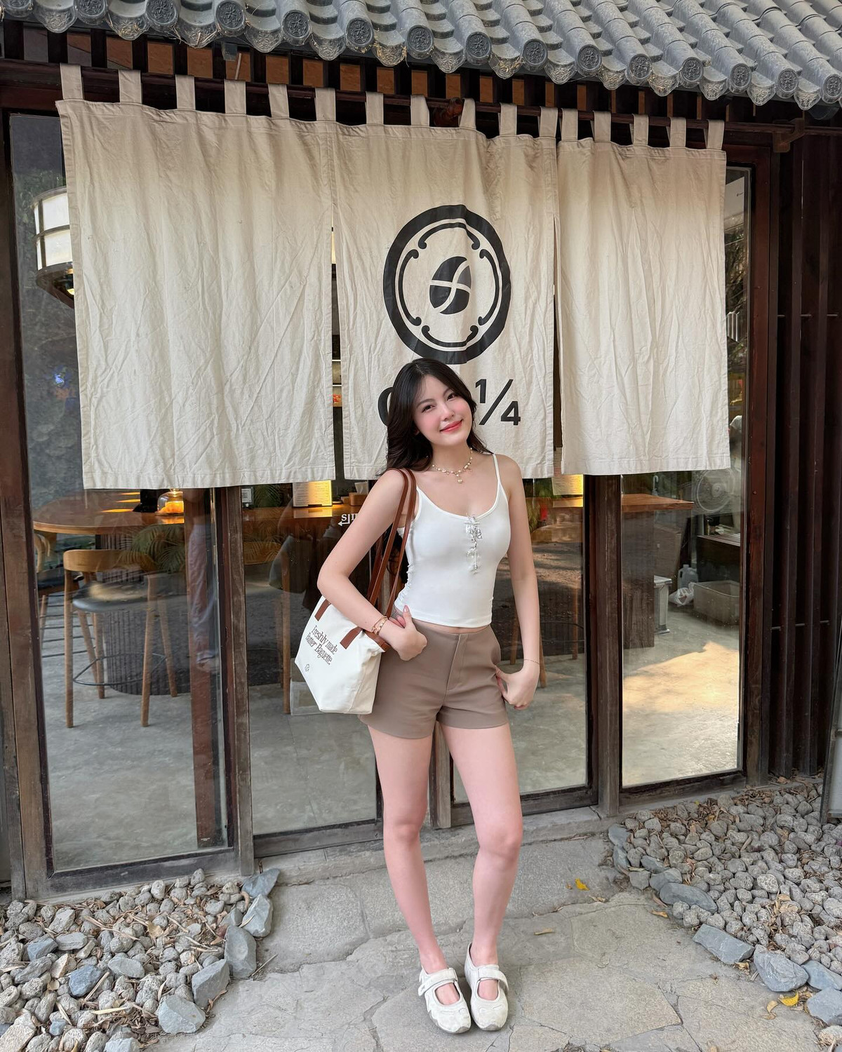 Được biết, tủ đồ của Mỹ Hàn chủ yếu là các sản phẩm từ các thương hiệu nội địa Việt Nam (local brand), với thiết kế đa dạng và giá cả phải chăng. Cô thường lựa chọn những mẫu váy ngắn, tôn lên vóc dáng thanh mảnh và đôi chân dài của mình.