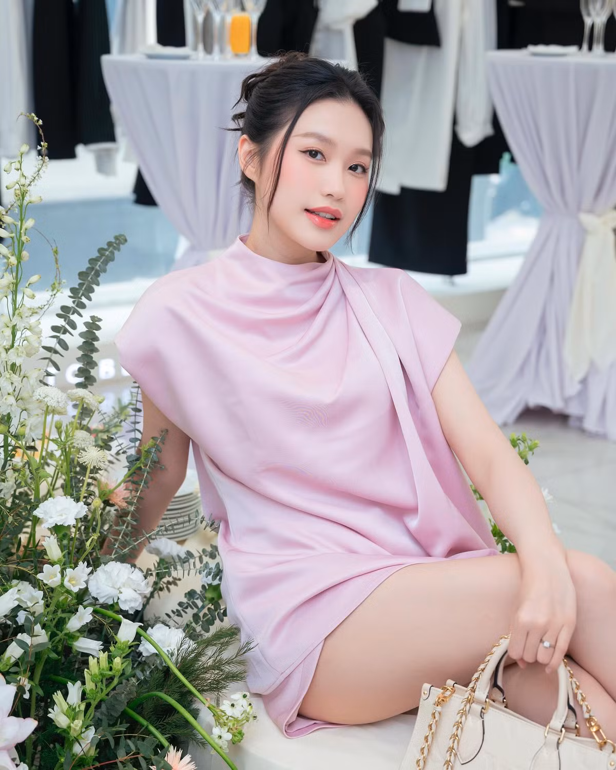 Người đẹp khoác lên mình thiết kế dáng suông với phần vai bất đối xứng tạo nên nét mềm mại, bay bổng.